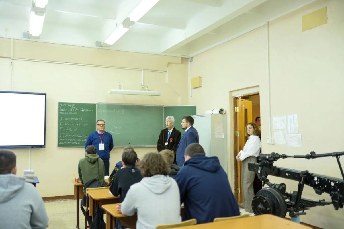 Поздравляю с Днем учителя. В этот день мы чествуем всех, кто посвящает свою жизнь преподавательской деятельности Поздравляю с Днем учителя. В этот день мы чествуем всех, кто посвящает свою жизнь преподавательской деятельности