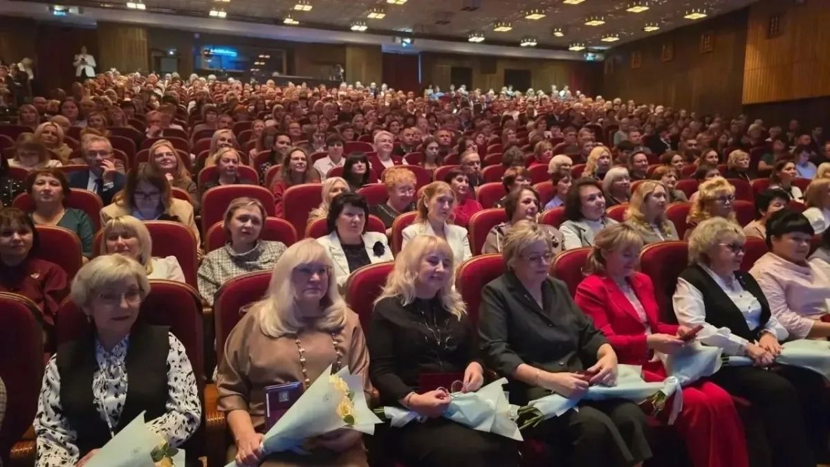 Заместитель Председателя Законодательного Собрания Павел Коренной поздравил педагогов с профессиональным праздником Заместитель Председателя Законодательного Собрания Павел Коренной поздравил педагогов с профессиональным праздником