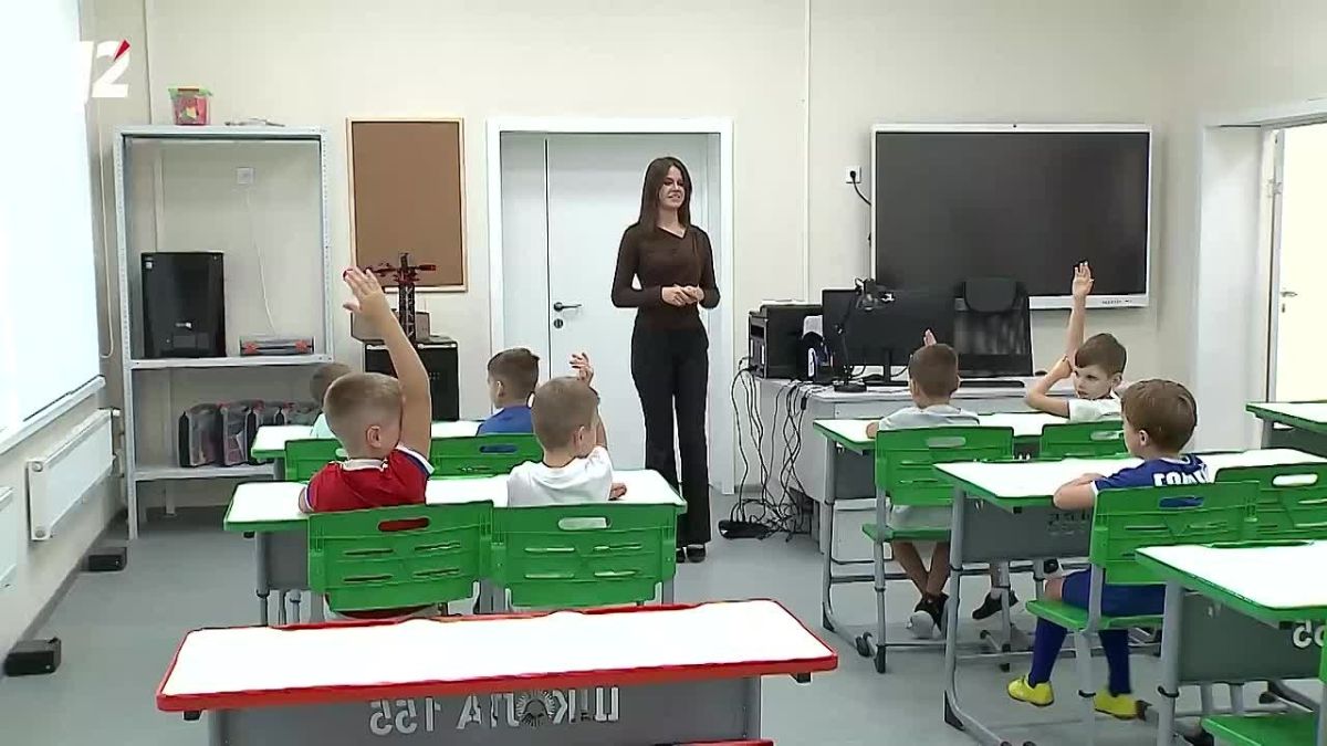 От первых шагов до десятилетий у школьной доски: в Омске поздравили педагогов с профессиональным праздником