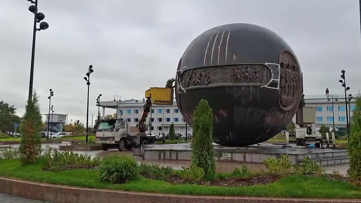 С шара «Держава» на площади Бухгольца удаляют транспортировочную краску