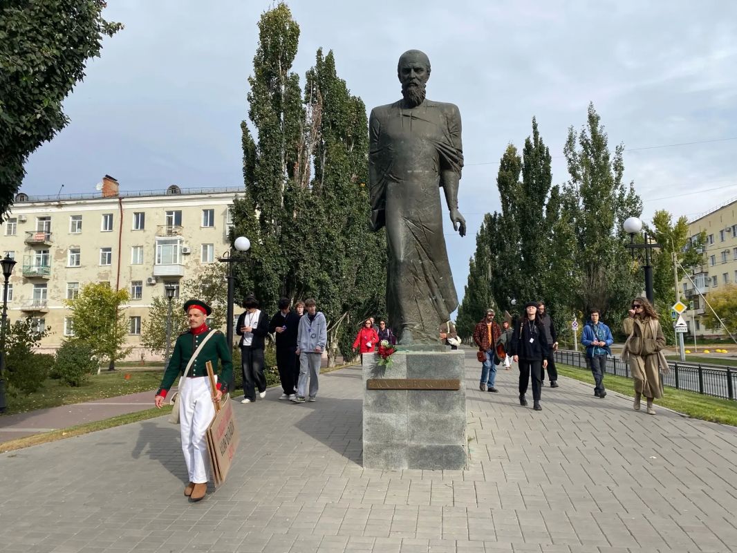 В Культурной столице 2026 проходят бесплатные показы спектакля-променада «Омск Достоевского»! (12+) В Культурной столице 2026 проходят бесплатные показы спектакля-променада «Омск Достоевского»! (12+)