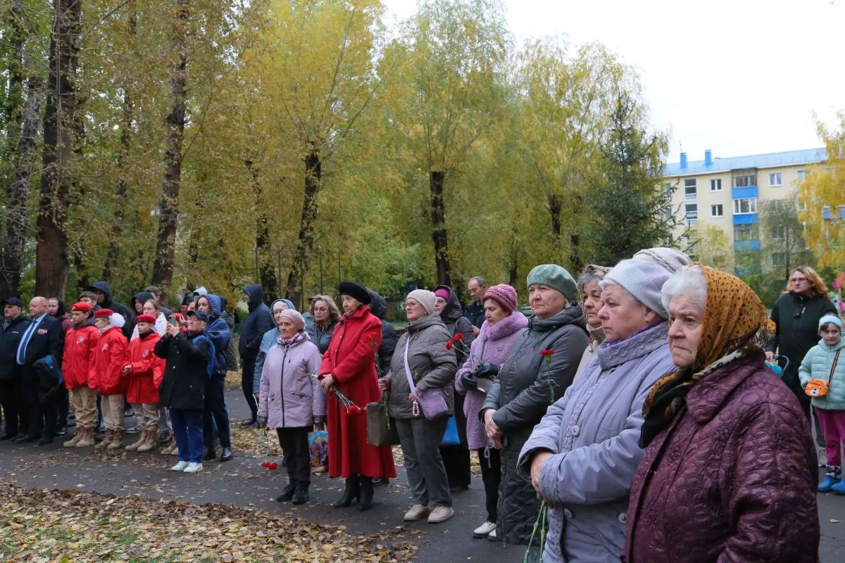 Сергей Шелест: Открыли памятный знак, посвященный омичам-участникам боевых действий в Афганистане и старшему лейтенанту Управления КГБ СССР по Омской области Борису Александровичу Суворову, погибшему в 1979 году при штурме... Сергей Шелест: Открыли памятный знак, посвященный омичам-участникам боевых действий в Афганистане и старшему лейтенанту Управления КГБ СССР по Омской области Борису Александровичу Суворову, погибшему в 1979 году при штурме...