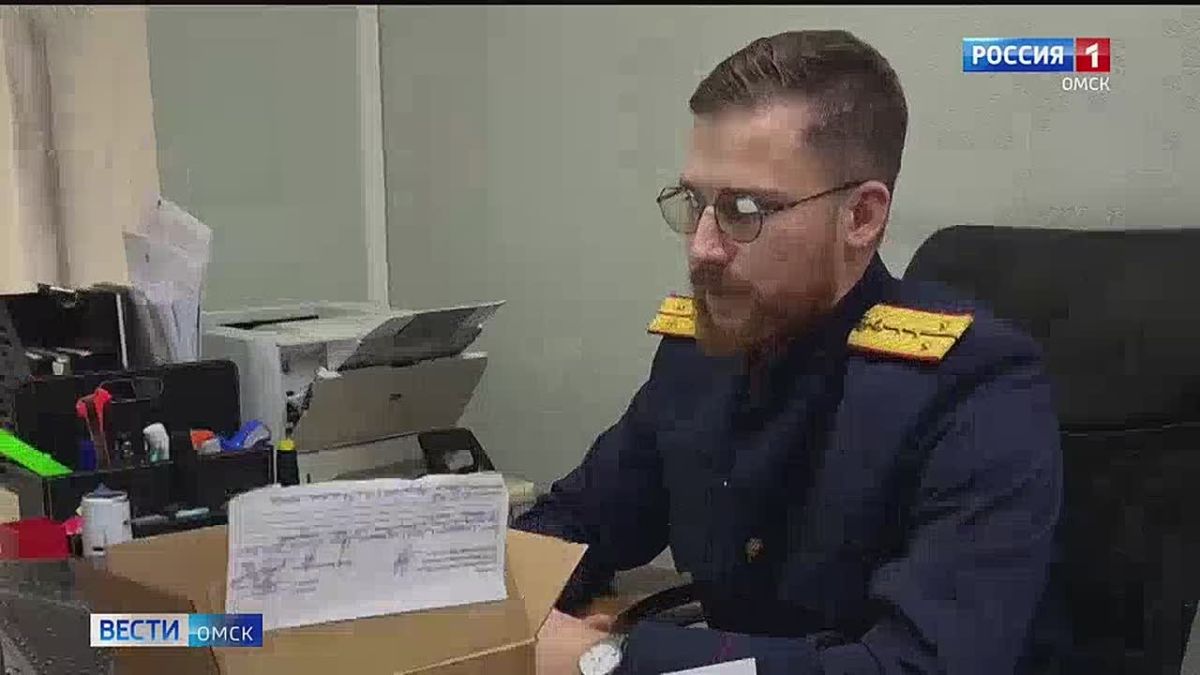 В Омске задержали омичей, которые подменивали новые смартфоны на муляжи