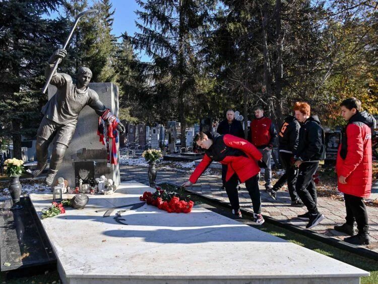 Ему могло бы быть 37....