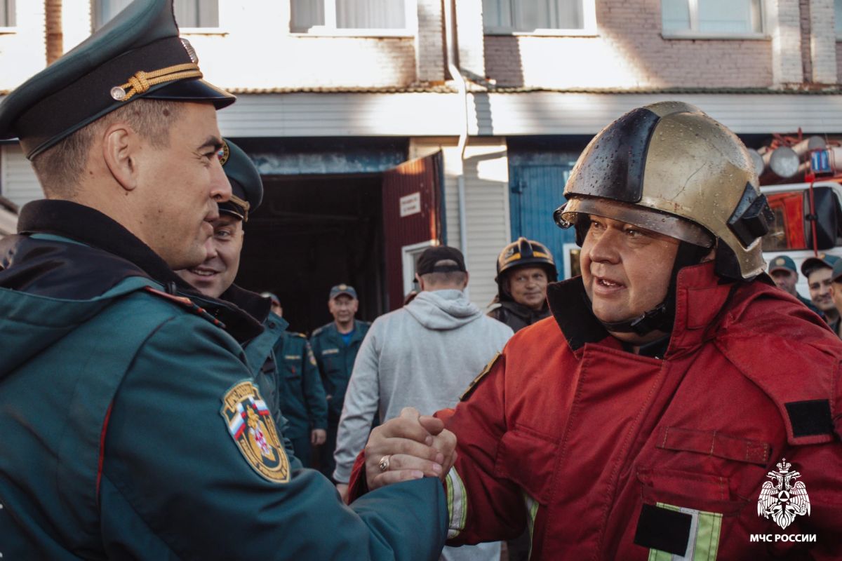 Настало время отложить каску и сменить пожарный гидрант на… салют и фейерверки! Настало время отложить каску и сменить пожарный гидрант на… салют и фейерверки!