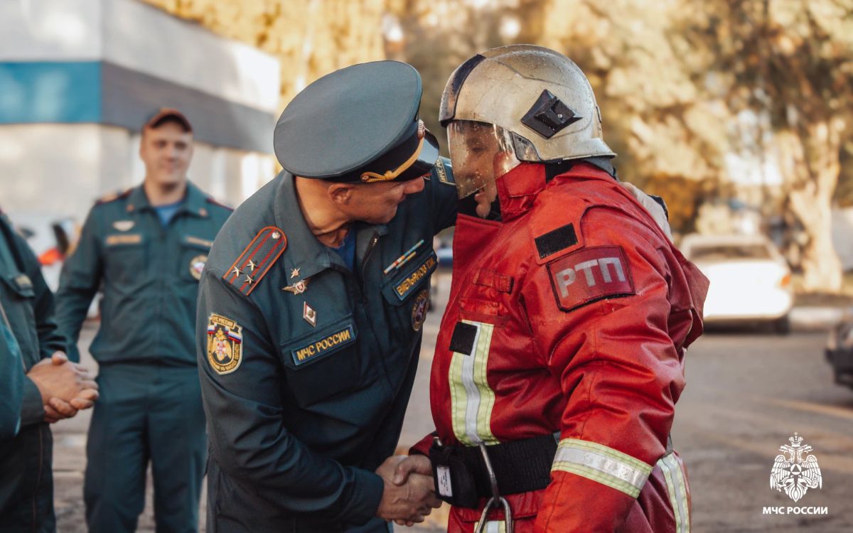 Настало время отложить каску и сменить пожарный гидрант на… салют и фейерверки! Настало время отложить каску и сменить пожарный гидрант на… салют и фейерверки!