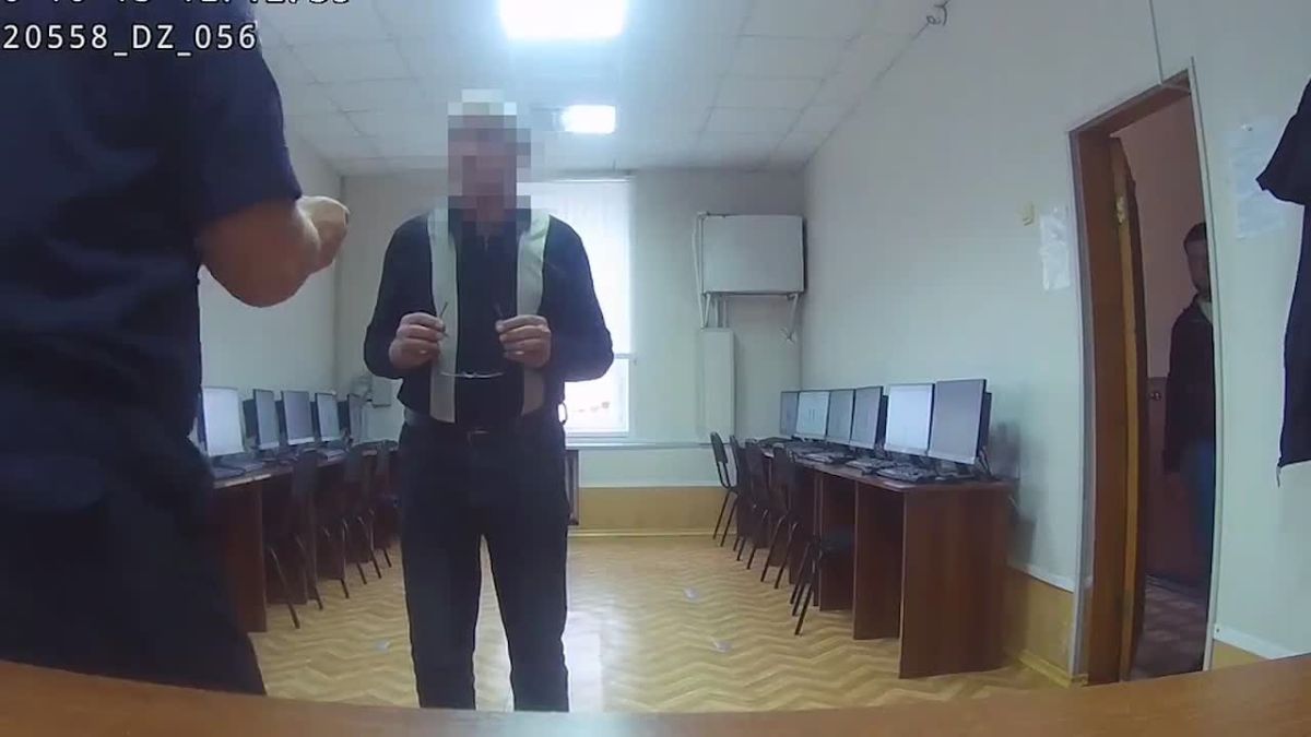 Семейный подряд организовали жители Омской области, чтобы сдать «теорию» на водительские права: муж пришел на экзамен по ПДД с микронаушником, жена дистанционно диктовала правильные ответы