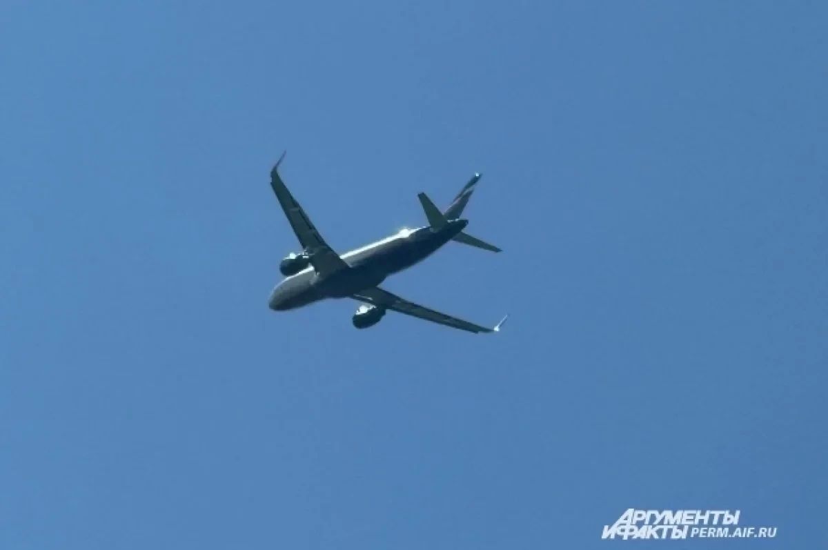 Самолёт, подавший сигнал бедствия над Казахстаном, летит на посадку в Омск