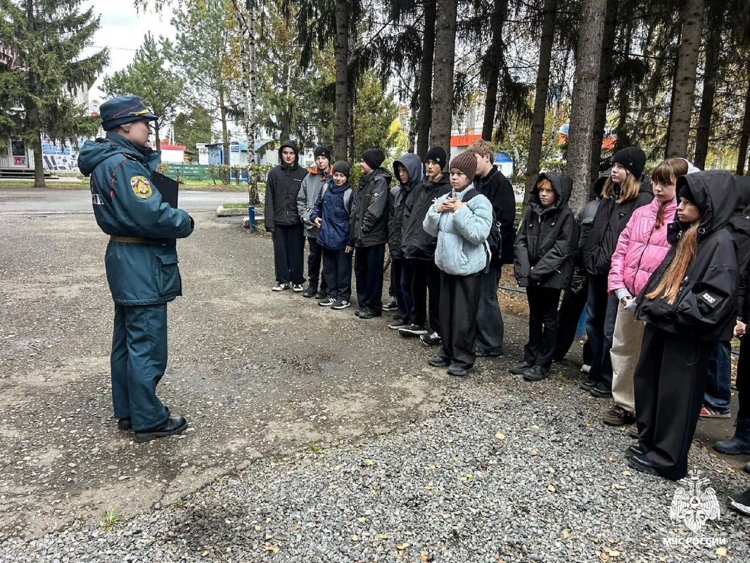 Профилактическое мероприятие в Большереченском районе: школьники познакомились с работой пожарных и правилами безопасности Профилактическое мероприятие в Большереченском районе: школьники познакомились с работой пожарных и правилами безопасности