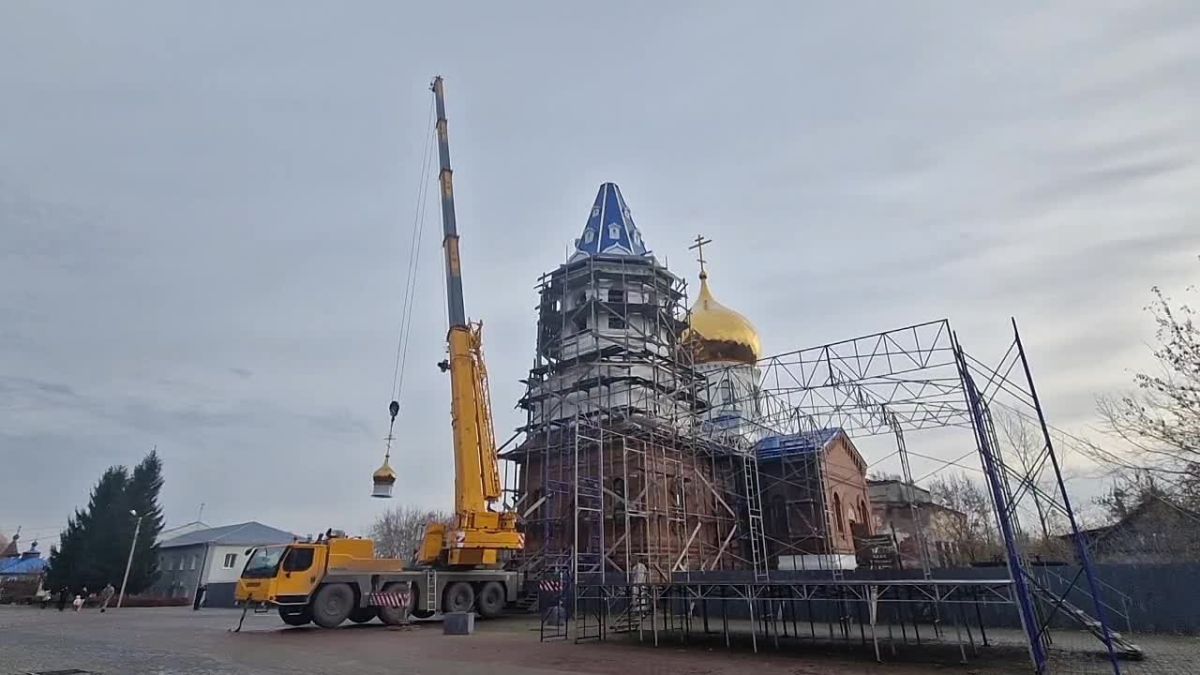В Большеречье на колокольню храма подняли 13 колоколов, купол и крест