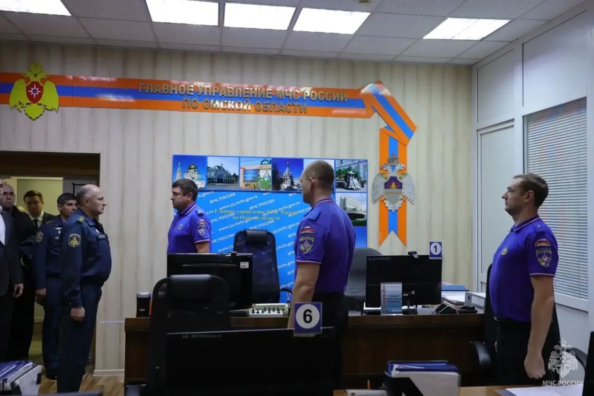 Александр Куренков вручил награды омским спасателям Александр Куренков вручил награды омским спасателям