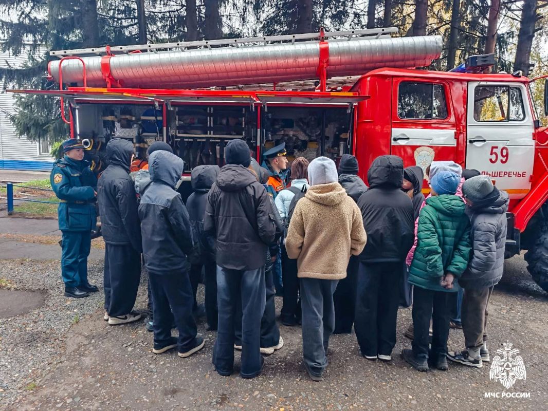 Профилактическое мероприятие в Большереченском районе: школьники познакомились с работой пожарных и правилами безопасности Профилактическое мероприятие в Большереченском районе: школьники познакомились с работой пожарных и правилами безопасности