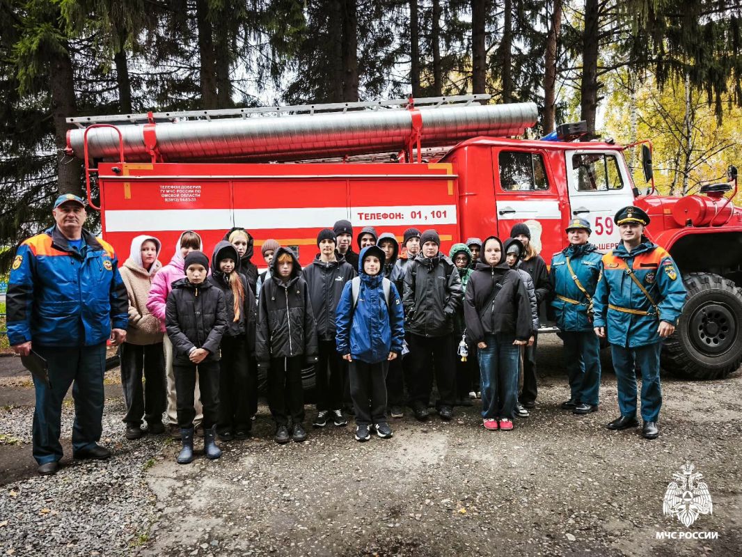Профилактическое мероприятие в Большереченском районе: школьники познакомились с работой пожарных и правилами безопасности Профилактическое мероприятие в Большереченском районе: школьники познакомились с работой пожарных и правилами безопасности
