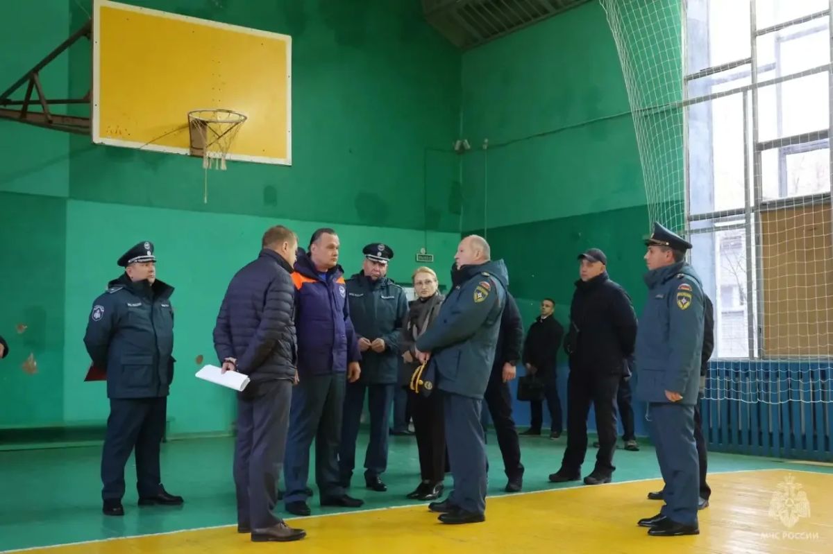 Александр Куренков вручил награды омским спасателям Александр Куренков вручил награды омским спасателям