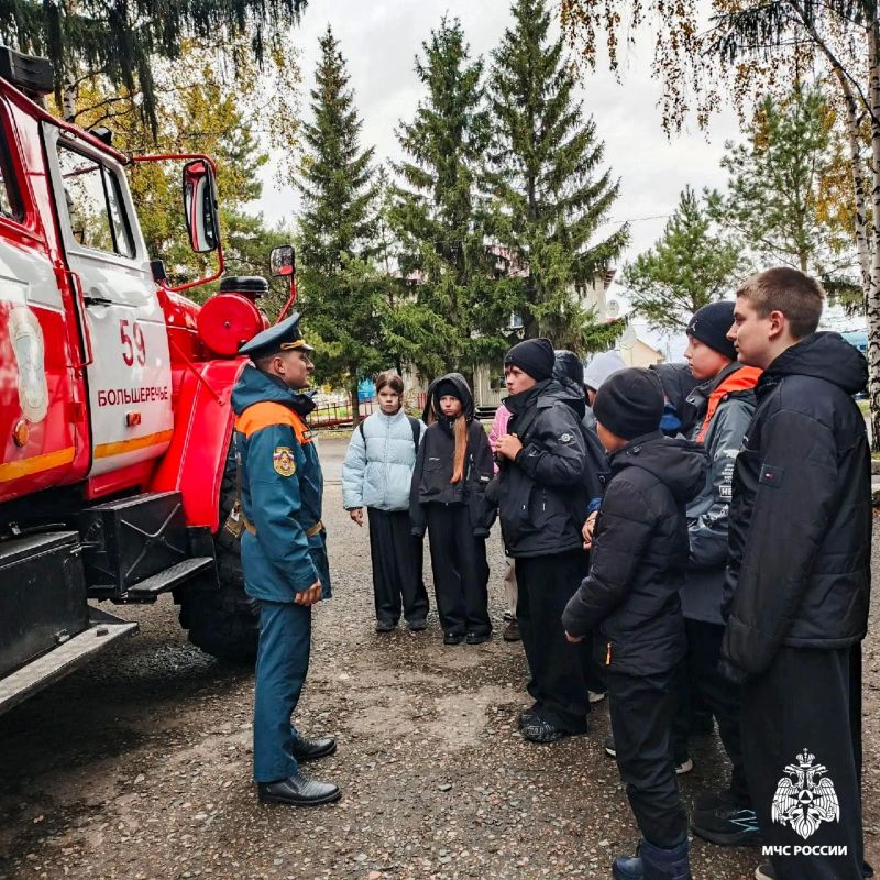 Профилактическое мероприятие в Большереченском районе: школьники познакомились с работой пожарных и правилами безопасности Профилактическое мероприятие в Большереченском районе: школьники познакомились с работой пожарных и правилами безопасности