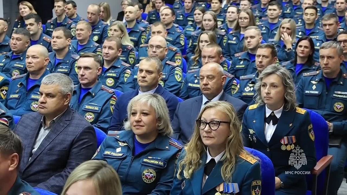 Александр Куренков вручил награды омским спасателям