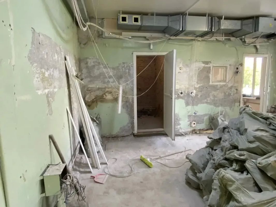 В здании поликлиники городской больницы № 9 начался капитальный ремонт помещения под установку нового рентгеновского аппарата В здании поликлиники городской больницы № 9 начался капитальный ремонт помещения под установку нового рентгеновского аппарата