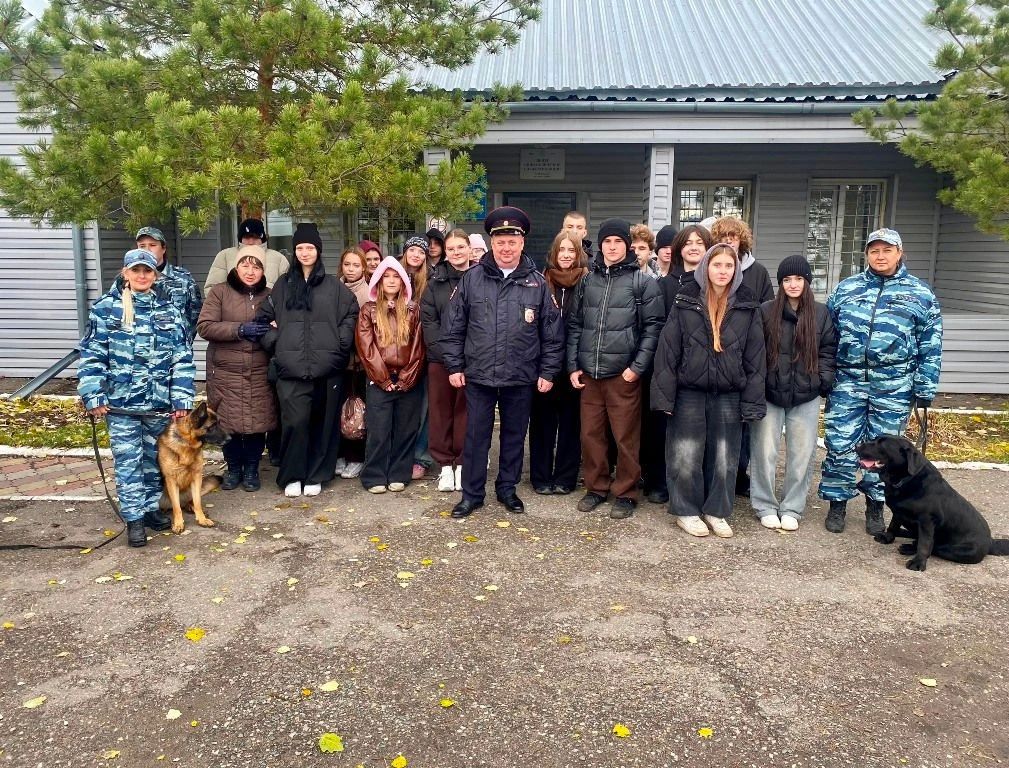 Школьники посетили центр кинологической службы омской полиции Школьники посетили центр кинологической службы омской полиции