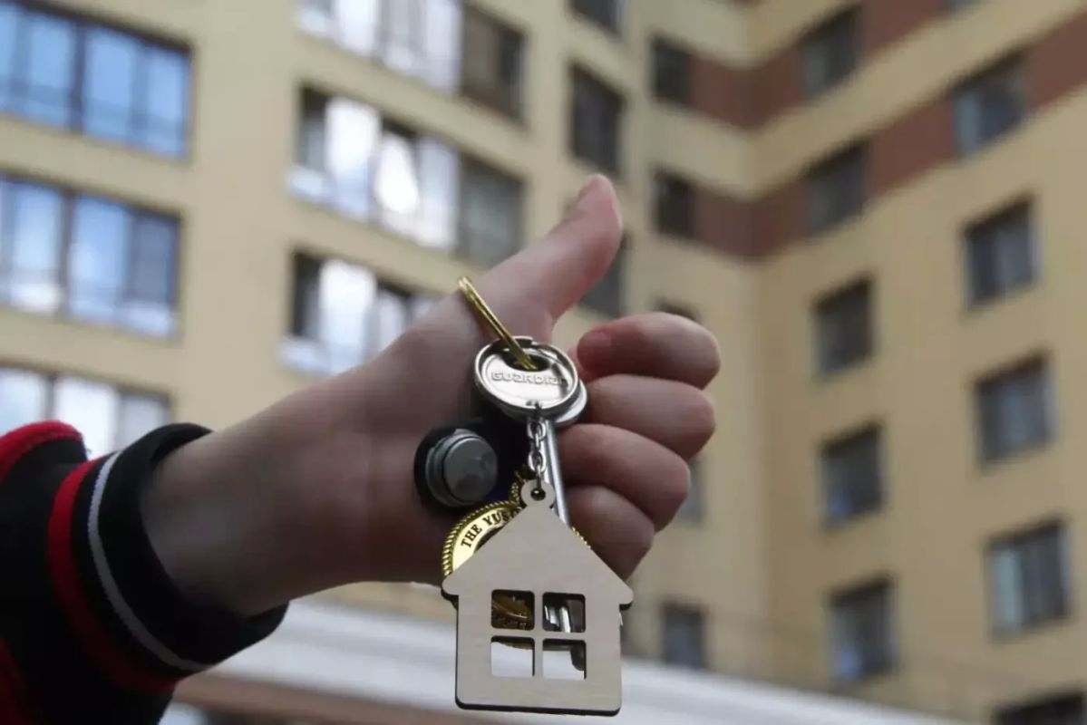 В Омской области детям-сиротам передали девять квартир