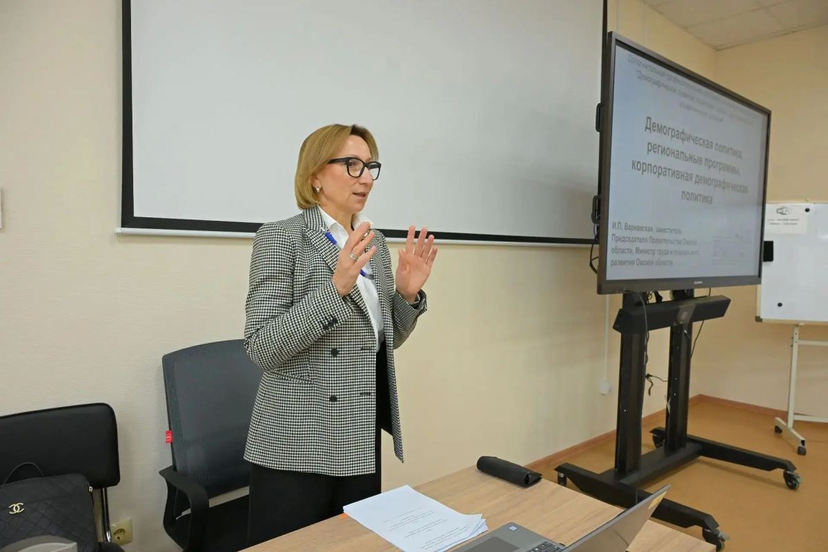 ОТ ЦИФР К РЕШЕНИЯМ: УПРАВЛЕНЦЫ РЕГИОНА ОСВАИВАЮТ ДЕМОГРАФИЧЕСКУЮ ПОЛИТИКУ В НОВОМ КУРСЕ МИНТРУДА И ОМГУ
