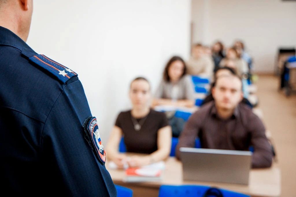 Сотрудники УМВД России по городу Омску провели встречу со студентами юридического факультета ОмГУ им. Ф.М. Достоевского