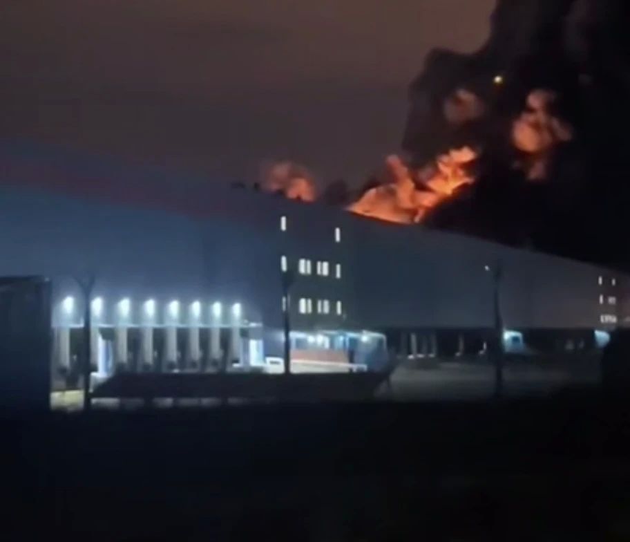 Беспилотники ВСУ атаковали склад Ozon в Омске — на месте прилета произошло возгорание, персонал эвакуировали, никто не пострадал, сообщили в компании