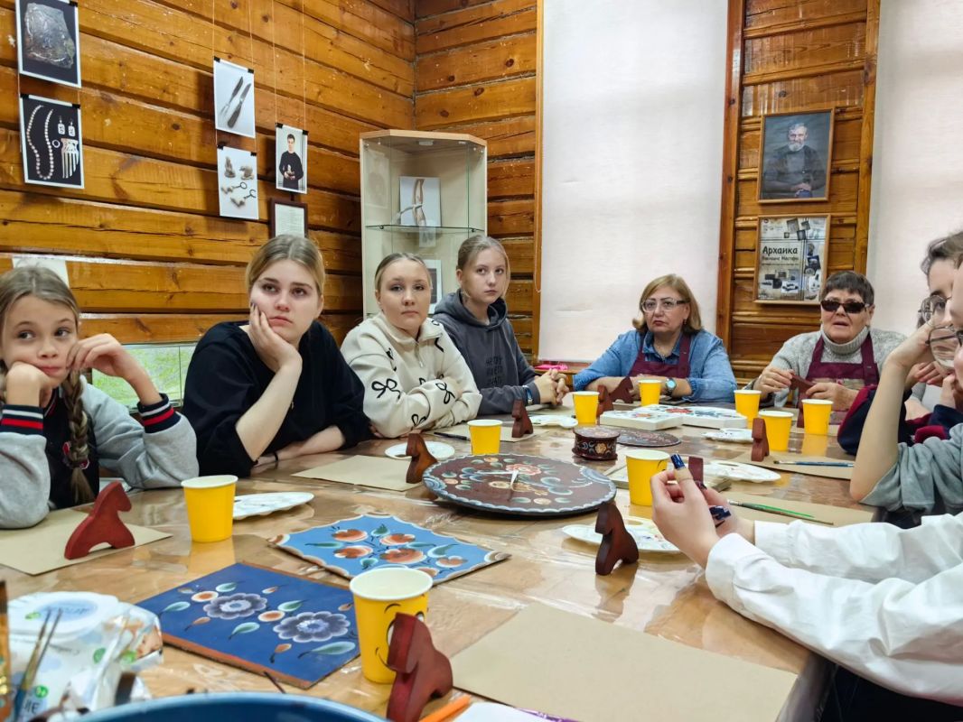 Создать брошь из джута и эпоксидной смолы, расписать керамическую раму для зеркала в мезенской росписи, вырезать солнечного коня или создать сумку в технике лоскутногошитья Создать брошь из джута и эпоксидной смолы, расписать керамическую раму для зеркала в мезенской росписи, вырезать солнечного коня или создать сумку в технике лоскутногошитья