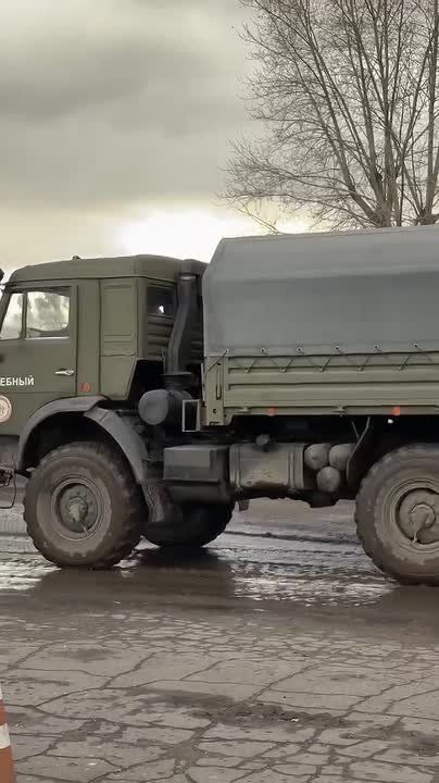 Водители замерли: за рулем КАМАЗа — ведущая проекта «Технологично»
