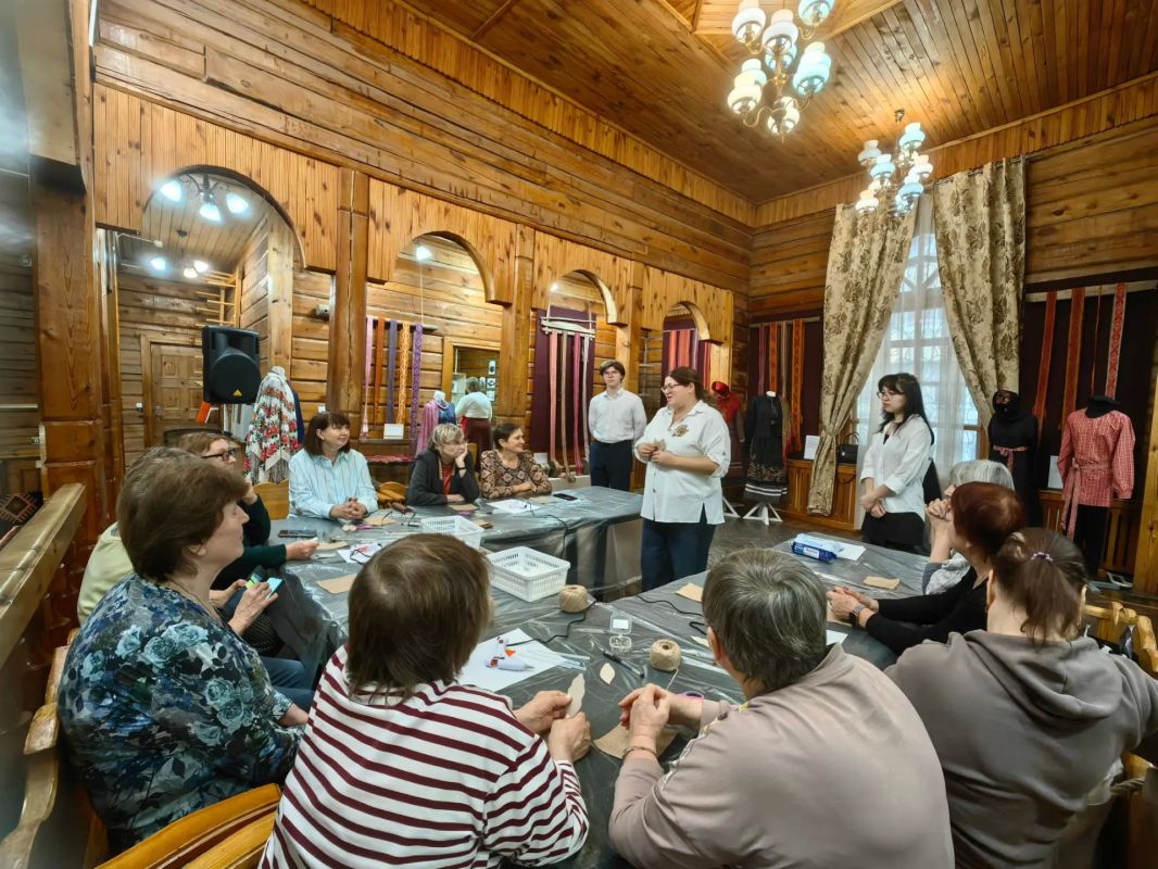 Создать брошь из джута и эпоксидной смолы, расписать керамическую раму для зеркала в мезенской росписи, вырезать солнечного коня или создать сумку в технике лоскутногошитья Создать брошь из джута и эпоксидной смолы, расписать керамическую раму для зеркала в мезенской росписи, вырезать солнечного коня или создать сумку в технике лоскутногошитья
