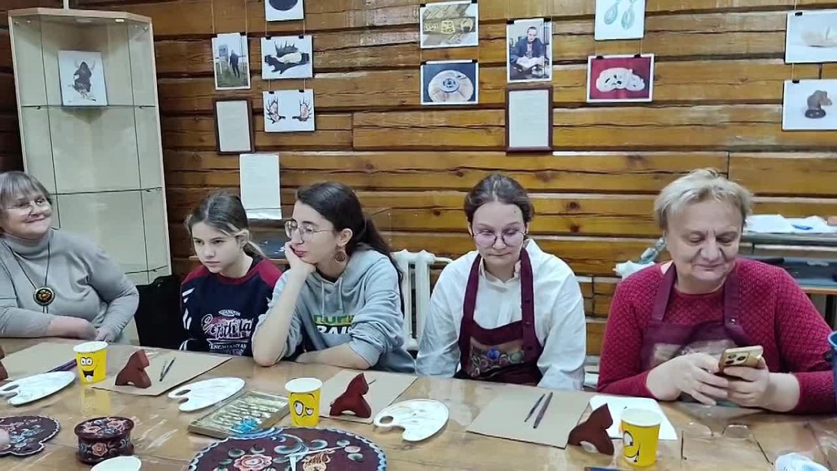 Создать брошь из джута и эпоксидной смолы, расписать керамическую раму для зеркала в мезенской росписи, вырезать солнечного коня или создать сумку в технике лоскутногошитья