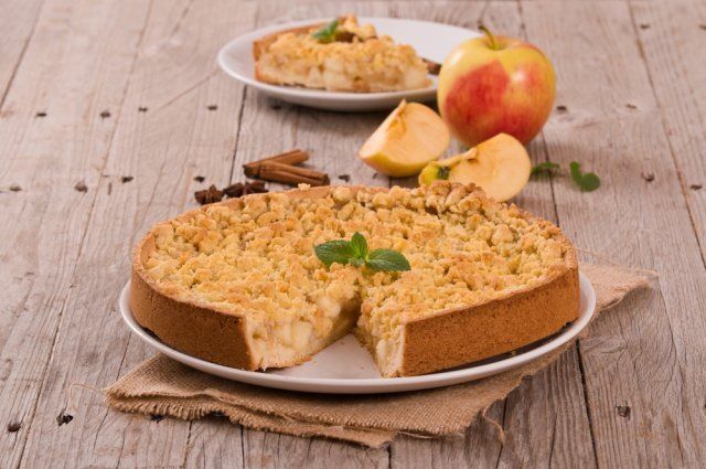 Румяный яблочный пирог с хрустящей песочной крошкой