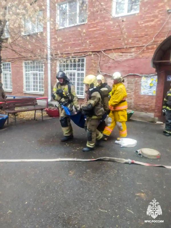 #пожарызасутки. 26 октября в 13:14 В Омске на проспекте Космическом горела квартира на 4 этаже пятиэтажного дома