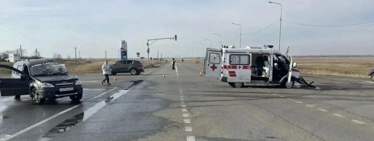 В Омской области произошло ДТП с участием автомобиля скорой помощи