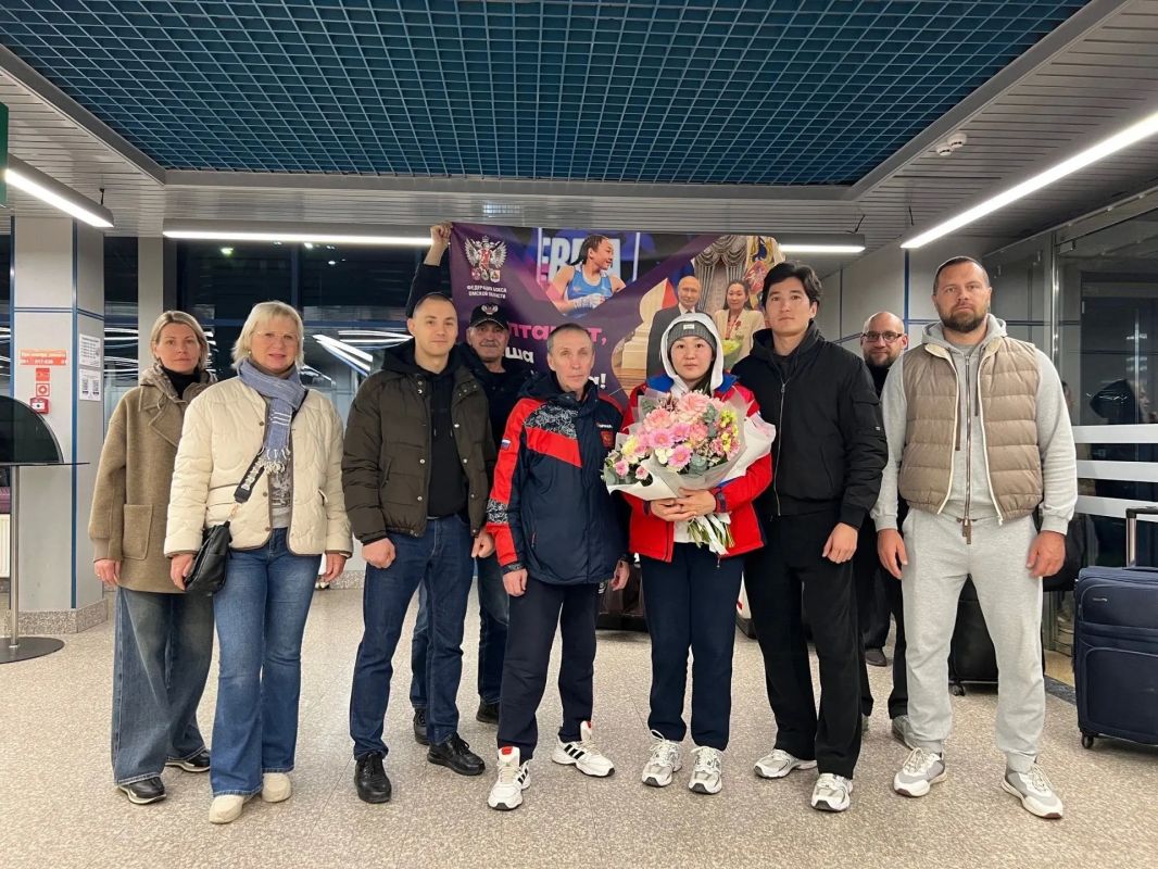 Салтанат Меденова вернулась в Омск с золотом чемпионата России и званием лучшего боксёра турнира Салтанат Меденова вернулась в Омск с золотом чемпионата России и званием лучшего боксёра турнира