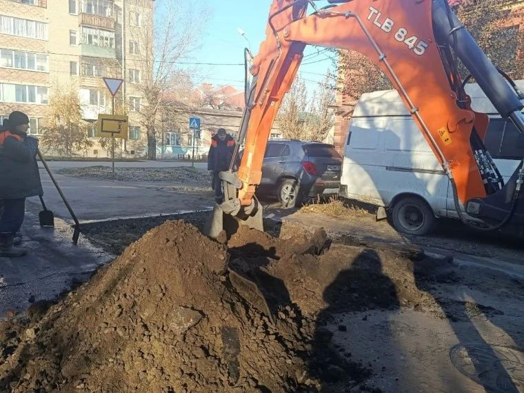 Бригады АО «Тепловая компания» продолжают ремонтные работы на сетях города