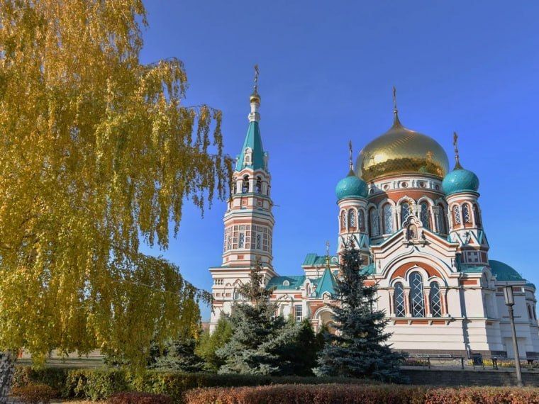 Депутаты Омского горсовета одобрили переименование остановок «Кинотеатр имени Маяковского» в «Соборную площадь»