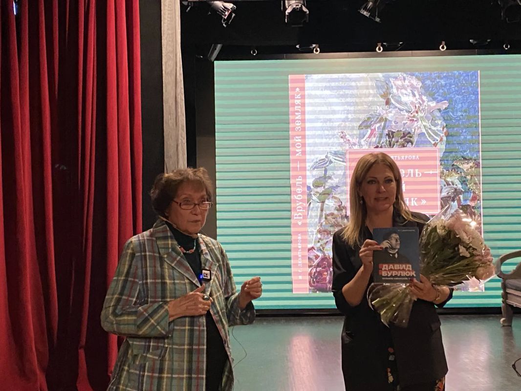 В Центре «Эрмитаж-Сибирь» прошла презентация монографии искусствоведа, научного сотрудника Музея имени М.А. Врубеля Ирины Девятьяровой «Врубель – мой земляк» (12+) В Центре «Эрмитаж-Сибирь» прошла презентация монографии искусствоведа, научного сотрудника Музея имени М.А. Врубеля Ирины Девятьяровой «Врубель – мой земляк» (12+)