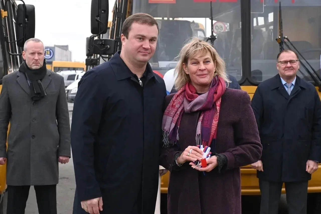 Виталий Хоценко передал школам Омской области 92 новых автобуса