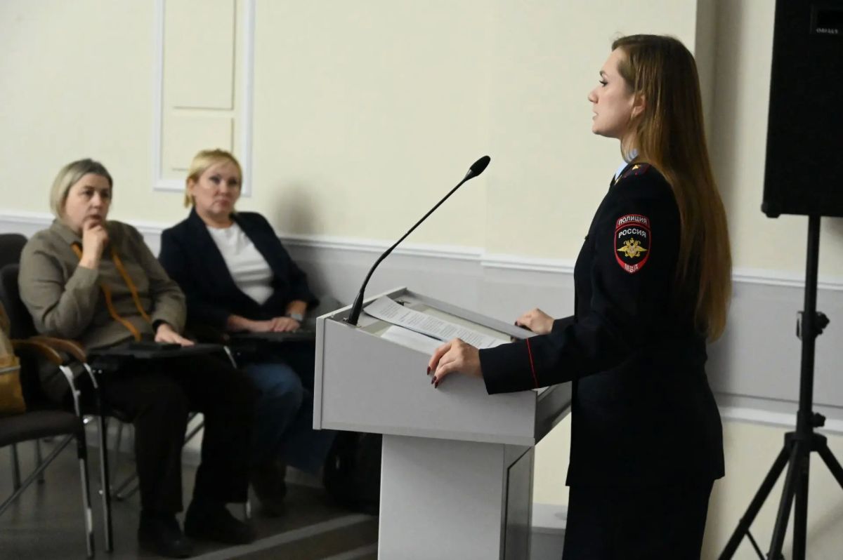 Представители УМВД России по Омской области провели профилактическую встречу с педагогами 28 и 30 октября сотрудники Управления МВД России по Омской области совместно с представителем Следственного управления СК России по... Представители УМВД России по Омской области провели профилактическую встречу с педагогами 28 и 30 октября сотрудники Управления МВД России по Омской области совместно с представителем Следственного управления СК России по...